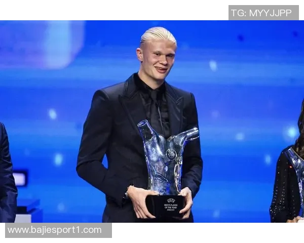 哈兰德与传奇前锋莱因克尔希勒同框合影展现神锋风采